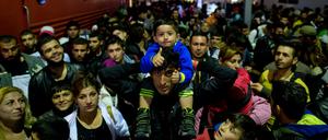 München stößt bald an die Grenzen der Aufnahmefähigkeit. Es gibt keine Schlafplätze mehr - Flüchtlinge müssen vielleicht in Zügen übernachten.