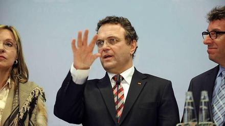 Sieht sich in seiner Ablehnung eines NPD-Verbotsfahrens bestätigt: Bundesinnenminister Hans-Peter Friedrich.
