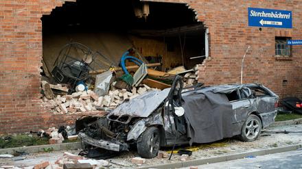 Ein Autowrack steht am Sonntag an einer Unfallstelle in Hänigsen in der Region Hannover. Bei dem Unfall kamen drei Menschen ums Leben.