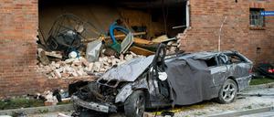 Ein Autowrack steht am Sonntag an einer Unfallstelle in Hänigsen in der Region Hannover. Bei dem Unfall kamen drei Menschen ums Leben. 
