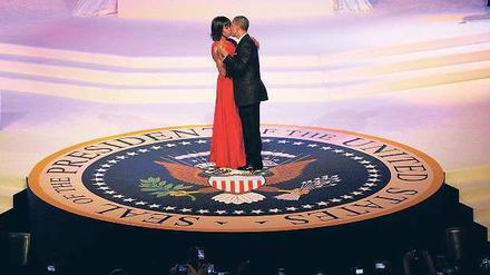 Nach den Worten. Die Vereidigung zu seiner zweiten Amtszeit nutzte US-Präsident Barack Obama für herausfordernde politische Botschaften. Der staatstragenden Vereidigung folgte dann der festliche Teil. Und hier tanzte First Lady Michelle Obama in leuchtend roter Robe im Zentrum der Aufmerksamkeit.