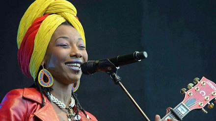 Alles selbst gemacht. Fatoumata Diawara war schon eine erfolgreiche Schauspielerin, als sie sich vor zwei Jahren in ein Tonstudio zurückzog, um ihr erstes Album mit selbst geschriebenen und komponierten Liedern aufzunehmen. Sie wird in Frankreich als "die neue Stimme Malis" vermarktet. Jetzt hat sie 40 malische Musiker zusammengetrommelt, um gegen die Krise ihres Heimatlandes anzusingen. Sie ist zwar in der Elfenbeinküste geboren, doch mit ihren Eltern nach Mali zurückgekehrt, wo sie aufgewachsen ist. Heute lebt sie meistens in Paris. 