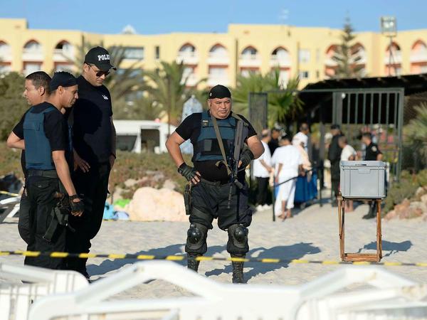 Tatort Urlaubsparadies. Tunesische Sicherheitskräfte patrouillieren am Badeort Sousse nach dem bisher schwersten Anschlag in der Geschichte des kleinen Mittelmeerlandes.