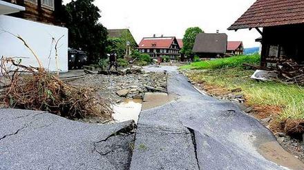 In Dierikon in der Schweiz hat der Dorfbach nach heftigen Regenfällen am Sonntagabend Garagen überschwemmt und ganze Strassenabschnitte weggerissen.