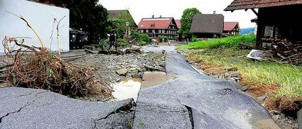 In Dierikon in der Schweiz hat der Dorfbach nach heftigen Regenfällen am Sonntagabend Garagen überschwemmt und ganze Strassenabschnitte weggerissen.