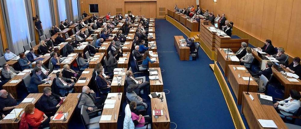 Kölner Stadträte bei einer Sondersitzung des im Ratssaal