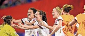 Danke, Frau Kapitän. Die deutschen Fußballerinnen feiern ihre Torhüterin Nadine Angerer (l.), die den fünften Strafstoß der Französin Claire Lavogez parierte und Deutschland damit unter die letzten vier Teams der WM brachte.
