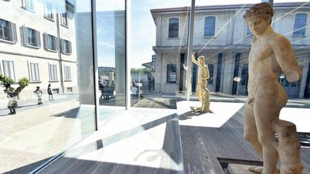 Blick in die große Ausstellungshalle, das „Podium“ der Fondazione Prada.