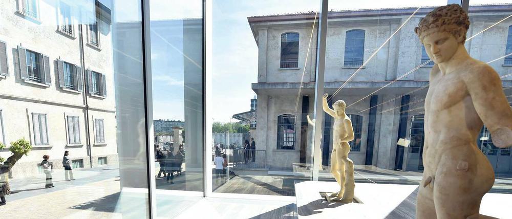 Blick in die große Ausstellungshalle, das „Podium“ der Fondazione Prada.
