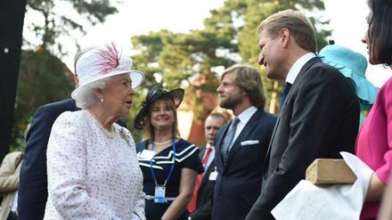 Queen links, Stein rechts. Sie scheint fasziniert zu sein. Oder überrascht. Oder beides.