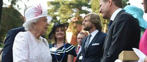 Queen links, Stein rechts. Sie scheint fasziniert zu sein. Oder überrascht. Oder beides.