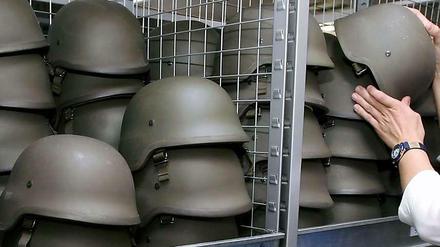 Helm ab - und weg. Eine Schraube verhindert, dass der Soldat ausreichend vor Splittern geschützt ist. 