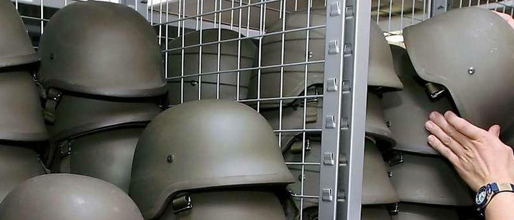 Helm ab - und weg. Eine Schraube verhindert, dass der Soldat ausreichend vor Splittern geschützt ist.