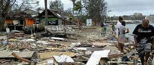 Naturgewalt. Nach einem Zyklon, der im März 2015 den pazifischen Inselstaat Vanuatu verwüstet hat, durchsuchen Einwohner der Hauptstadt Port Villa die Trümmer ihrer Häuser. Vielen Inselstaaten geht das 2-Grad-Ziel nicht weit genug. Sie fordern, die Erderwärmung auf 1,5 Grad zu begrenzen. 