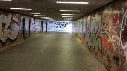 Die Graffitis in der Unterührung unter der Leipziger Strasse, die von Weddinger Schülern übermalt werden sollen.