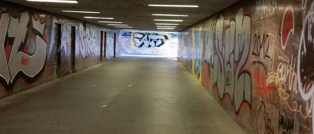 Die Graffitis in der Unterührung unter der Leipziger Strasse, die von Weddinger Schülern übermalt werden sollen.