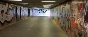 Die Graffitis in der Unterührung unter der Leipziger Strasse, die von Weddinger Schülern übermalt werden sollen.