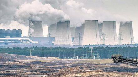 Mondlandschaft mit Kühltürmen. Der Braunkohletagebau und das Kraftwerk Jänschwalde produzieren viel Kohlendioxid. Im Sinne des Klimaziels muss der Ausstoß des Treibhausgases drastisch reduziert werden. 