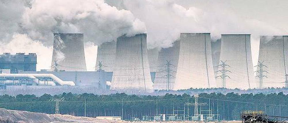 Mondlandschaft mit Kühltürmen. Der Braunkohletagebau und das Kraftwerk Jänschwalde produzieren viel Kohlendioxid. Im Sinne des Klimaziels muss der Ausstoß des Treibhausgases drastisch reduziert werden.