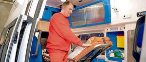 Auf dem Weg zur ambulanten Behandlung. Blick in einen Krankentransporter. 