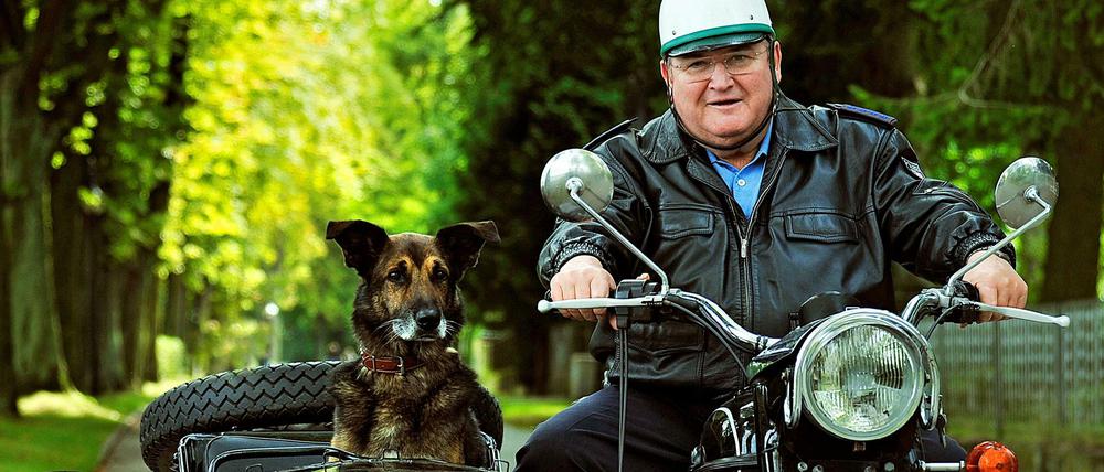 „Diesen Anblick werden wir vermissen!“ Gleich mehrfach werden Horst Krause als gleichnamigen Dorfpolizist in seinem letzten „Polizeiruf“ diese Worte hinterhergerufen.