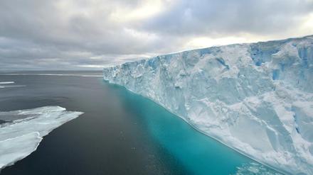 Die „Polarstern“ fuhr durch eine enge Passage zwischen Schelfeis und Eisberg, hier schauten die Forschenden auf den Meeresboden. 