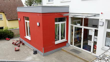Blick auf die geschlossene Katholische Kindertagesstätte "Maria Königin", aufgenommen am 10.06.2015 in Mainz-Weisenau (Rheinland-Pfalz). In dieser Kindertagesstätte soll es zu sexuellen Übergriffen unter Kindern gekommen sein. Die Kita wurde daraufhin geschlossen.