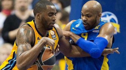 Gut gerappelt ist halb gewonnen: Reggie Redding (l.) im zweikampf mit Tel Avivs Alex Tyus (r.).