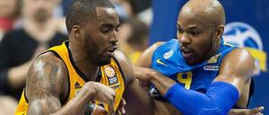 Gut gerappelt ist halb gewonnen: Reggie Redding (l.) im zweikampf mit Tel Avivs Alex Tyus (r.).