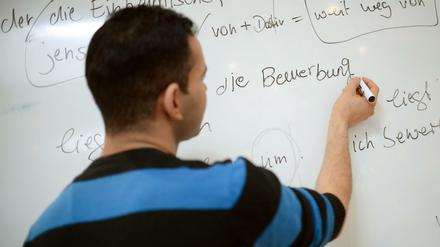 Deutschkurse sind für die Integration von Asylbewerbern in den Arbeitsmarkt enorm wichtig.