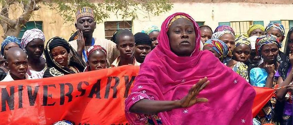 Am Jahrestag der Entführung der 276 Mädchen aus einer Schule in Chibok im Nordosten Nigerias gab es im ganzen Land Gedenkveranstaltungen für die 219 Mädchen, die nach wie vor in den Händen der Terroristen von Boko Haram sind. Hier spricht die Mutter eines der vermissten Mädchen zu anderen Eltern aus Chibok.
