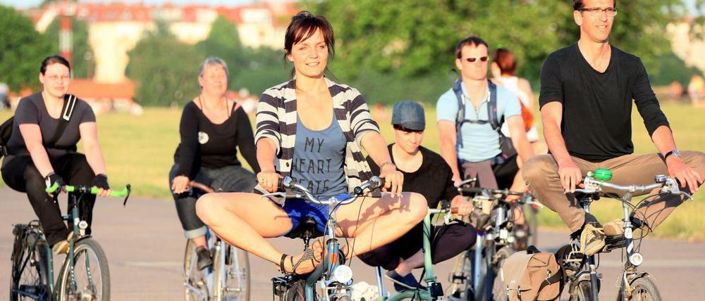 Radfahren im Yogasitz: Nadezda Agapova (vorne links) ist Initiatorin des Yoga-Cycling-Kurses auf dem Tempelhofer Feld in Berlin.