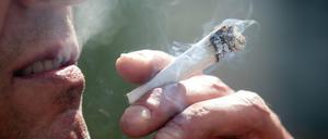 Die Haschzigarette sollte legalisiert werden, finden Grüne und Piraten.