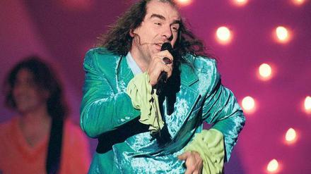 Auch nur Mittelmaß. Als Stefan Raab 1998 den ungeordnet frisierten Sozialpädagogen Guildo Horn aus dem Hut zog und für ihn das menschenfreundliche „Guildo hat euch lieb“ schrieb, nahm Deutschland sich nicht mehr ernst, Deutschland machte Quatsch. Unfassbar – und landete doch nur auf Platz 7.