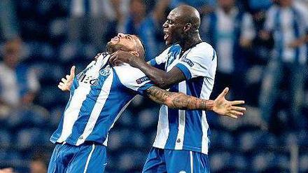Exot im eigenen Team. Ricardo Quaresma (links) wird gegen den FC Bayern vermutlich der einzige Portugiese in der Startelf des FC Porto sein. Hier feiert er ein Tor mit seinem niederländischen Kollegen Bruno Martins Indi.