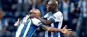 Exot im eigenen Team. Ricardo Quaresma (links) wird gegen den FC Bayern vermutlich der einzige Portugiese in der Startelf des FC Porto sein. Hier feiert er ein Tor mit seinem niederländischen Kollegen Bruno Martins Indi.