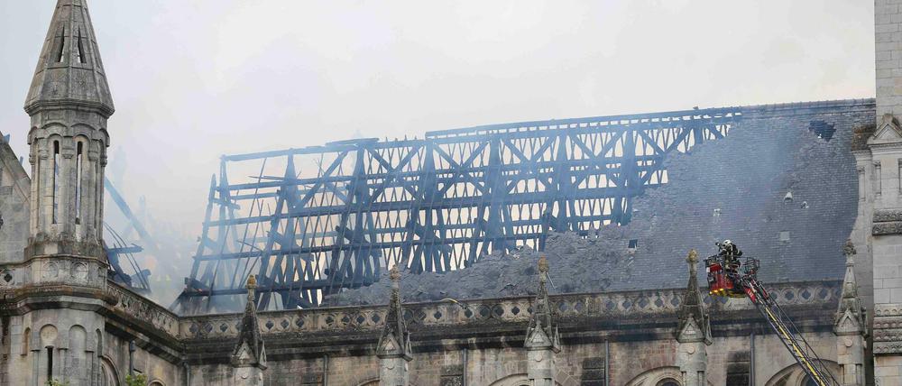 Feuerwehrleute bei den Löscharbeiten in der Basilika "Saint Donatien" in Nantes, Frankreich, am Montagvormittag.