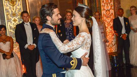 Das schwedische Brautpaar beim Tanz: Prinz Carl Philip und Prinzessin Sofia im Königspalas in Stockholm am Samstag.