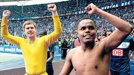 Drei Fäuste für die Relegation. Kraft (l.) und Ronny frohlockten, weil sie gegen die TSG schon einmal dem direkten Abstieg entkamen. Runter mussten sie trotzdem. 