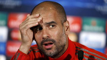 Wie jetzt? Pep Guardiola hilft bei der Pressekonferenz am Dienstag beim Übersetzen.