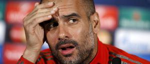Wie jetzt? Pep Guardiola hilft bei der Pressekonferenz am Dienstag beim Übersetzen.
