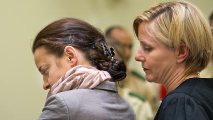Die Angeklagte Beate Zschäpe (l) wirft ihrer Anwältin Anja Sturm unter anderem mangelnde Vorbereitung vor.