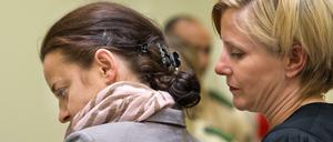 Die Angeklagte Beate Zschäpe (l) wirft ihrer Anwältin Anja Sturm unter anderem mangelnde Vorbereitung vor. 