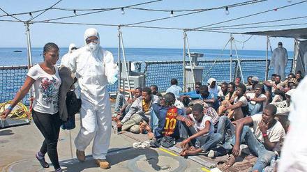 Entlastung für die Handelsschifffahrt. Wenn die Seenotzentrale in Rom Hilferufe von einem Flüchtlingsboot auffängt, beauftragt sie jetzt vornehmlich die deutsche Fregatte „Hessen“ oder den Einsatztruppenversorger „Berlin“ mit der Rettung.