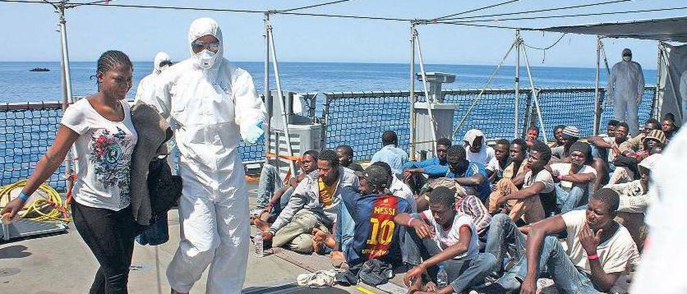 Entlastung für die Handelsschifffahrt. Wenn die Seenotzentrale in Rom Hilferufe von einem Flüchtlingsboot auffängt, beauftragt sie jetzt vornehmlich die deutsche Fregatte „Hessen“ oder den Einsatztruppenversorger „Berlin“ mit der Rettung.
