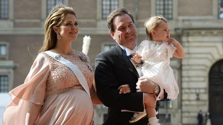 Schwedens Prinzessin Madeleine und ihr Mann Christopher ONeill mit dem Nachwuchs Prinzessin Leonore auf der Hochzeit von Prinz Carl Philip und Sofia Hellqvist am Samstag in Stockholm.