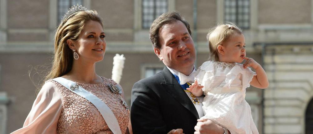 Schwedens Prinzessin Madeleine und ihr Mann Christopher ONeill mit dem Nachwuchs Prinzessin Leonore auf der Hochzeit von Prinz Carl Philip und Sofia Hellqvist am Samstag in Stockholm.