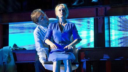 Geht es Ihnen wirklich gut? Felix Martin in der Rolle des Dr. Fine und Katharine Mehrling als Diana Goodman.