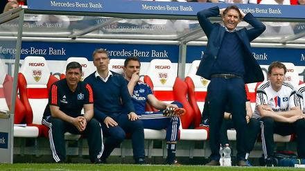 Zum Durchdrehen. Oder so, mag sich Bruno Labbadia (stehend) beim HSV denken.