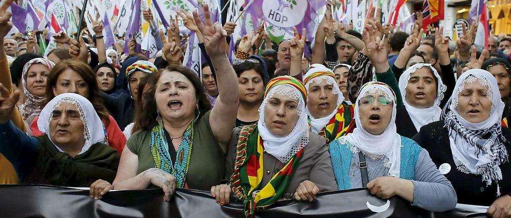 Die Kurden fühlen, dass sie es diesmal schaffen können. Nachdem es mehrere Anschläge auf Parteiräume gab, demonstrierten sie diese Woche in der Türkei.